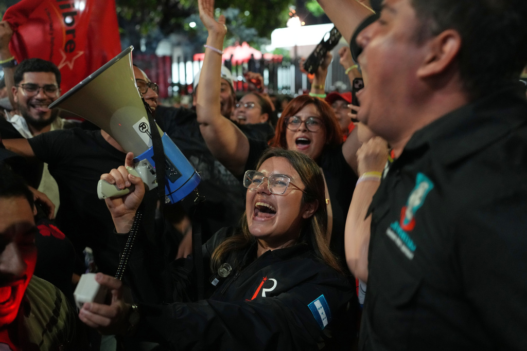 Supporters of the ruling party LIBRE, Liberty and Refoundation, cheer their Presidential candidate Rixi Moncada in Tegucigalpa, Honduras, Sunday, Dec. 7, 2025. (AP Photo/Moises Castillo)