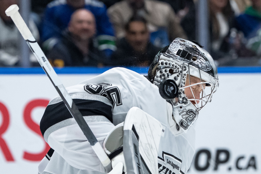 Los Angeles Kings goaltender Darcy Kuemper (35) makes a save during the third period of an NHL hockey game against the Vancouver Canucks in Vancouver, British Columbia, Thursday, March 26, 2026. (Ethan Cairns/The Canadian Press via AP)
