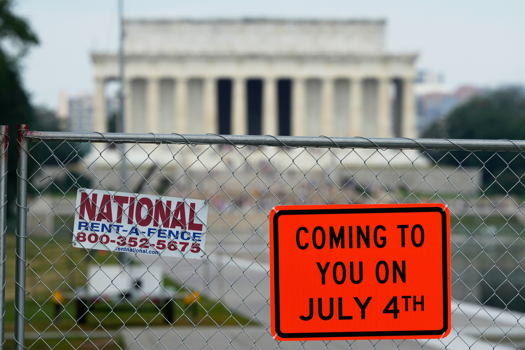 Signs are posted on a chain link fence around the Lincoln Memorial Reflecting Pool Friday, June 26, 2026, in Washington. (AP Photo/Carolyn Kaster)