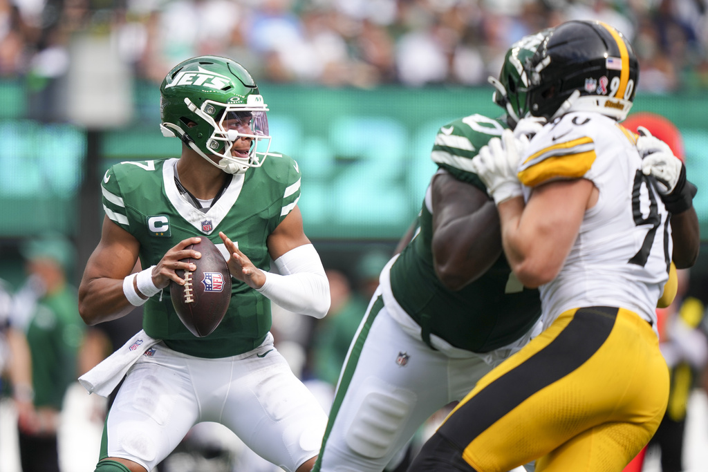 New York Jets quarterback Justin Fields looks to pass against the Pittsburgh Steelers during the second half of an NFL football game Sunday, Sept. 7, 2025, in East Rutherford, N.J. (AP Photo/Matt Slocum)