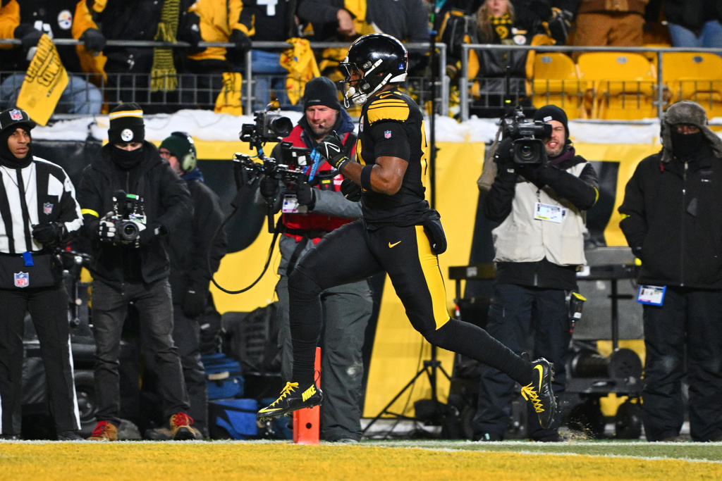 Pittsburgh Steelers tight end Jonnu Smith rushes for a touchdown in the second half of an NFL football game against the Miami Dolphins in Pittsburgh, Monday, Dec. 15, 2025. (AP Photo/Justin Berl)
