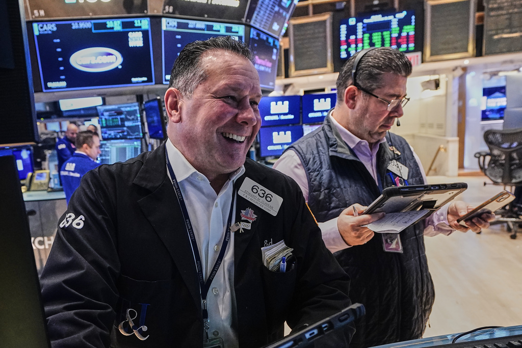 Traders Edward Curran, left, and Michael Capolino work on the floor of the New York Stock Exchange, Thursday, Nov. 20, 2025. (AP Photo/Richard Drew)