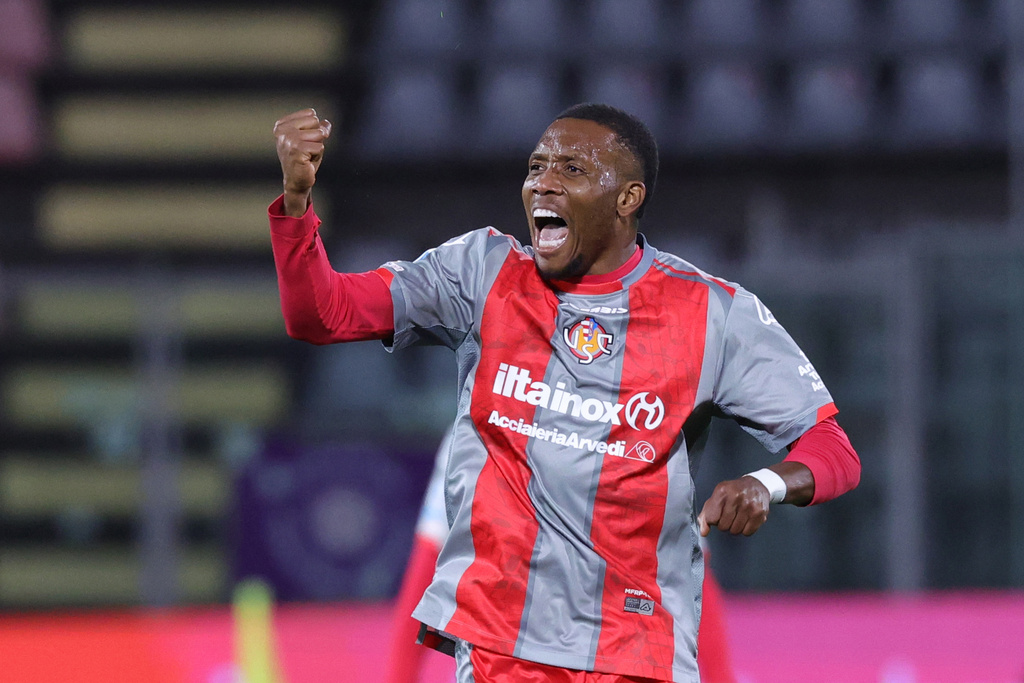 Cremonese's David Okereke celebrates scoring during the Serie A soccer match between Cremonese and Fiorentina in Cremona, Italy, Monday March 16, 2026. (Alberto Mariani/Lapresse via AP)