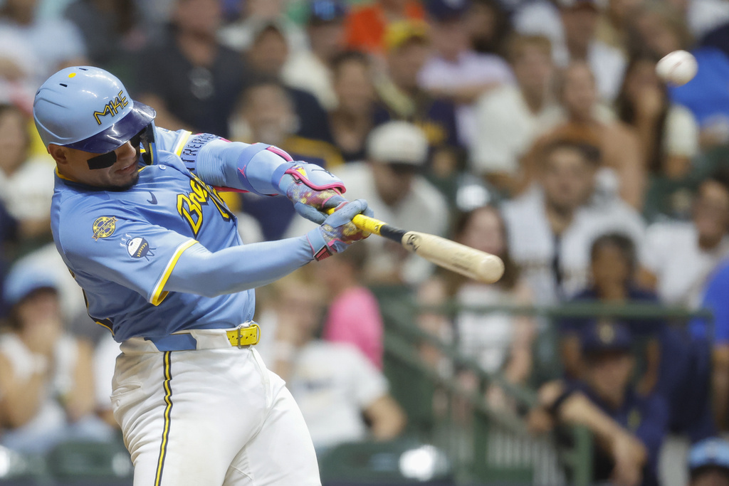 Milwaukee Brewers' William Contreras hits a winning home run during the ninth inning of a baseball game against the San Francisco Giants, Friday, Aug. 22, 2025, in Milwaukee. (AP Photo/Jeffrey Phelps)