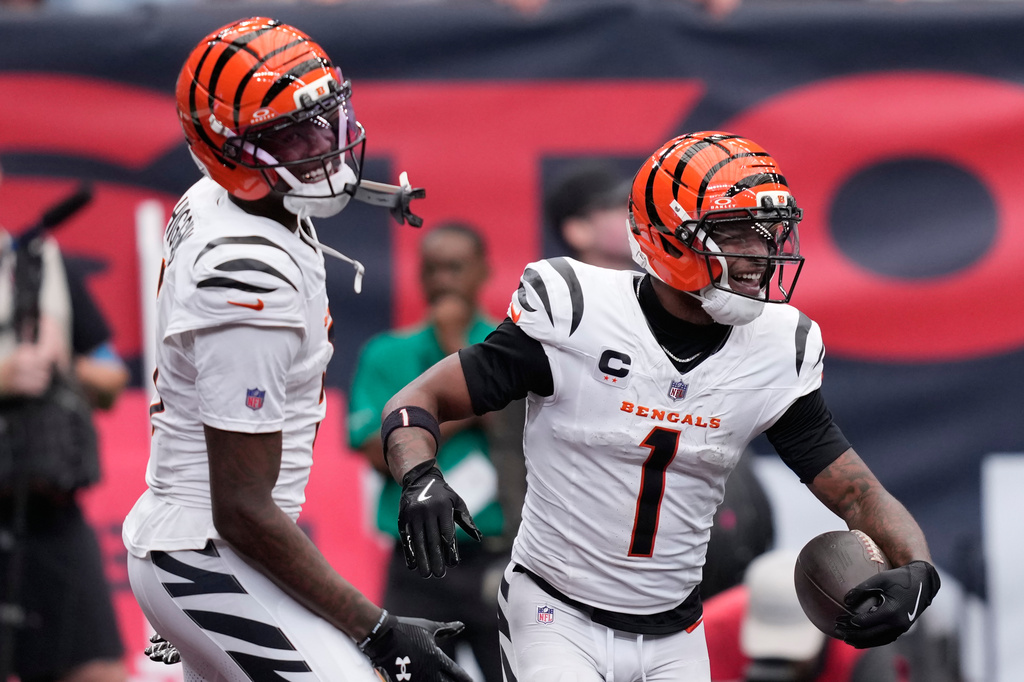 Cincinnati Bengals wide receiver Ja'marr Chase (1), right, and wide receiver Tee Higgins (5), left, celebrate after Chase scored a touchdown during the second second of an NFL football game against the Houston Texans in Houston, Sunday, Sept. 20, 2026. (AP Photo/David J. Phillip)