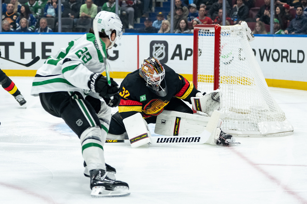 Dallas Stars' Mavrik Bourque (22) scores on Vancouver Canucks goaltender Kevin Lankinen (32) during the first period of an NHL hockey game in Vancouver, Thursday, Nov. 20, 2025. (Ethan Cairns/The Canadian Press via AP)