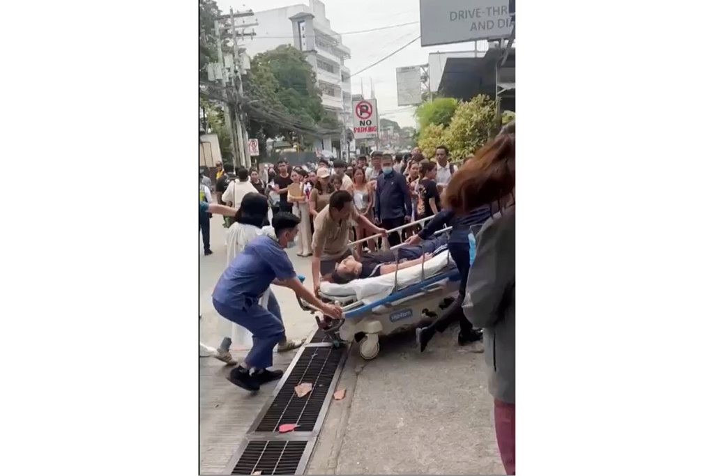 Health workers rush a person injured by an earhtquake to a hospital compound in Davao city, Philippines Friday, Oct. 10, 2025. (Meggy Macion Santos via AP)