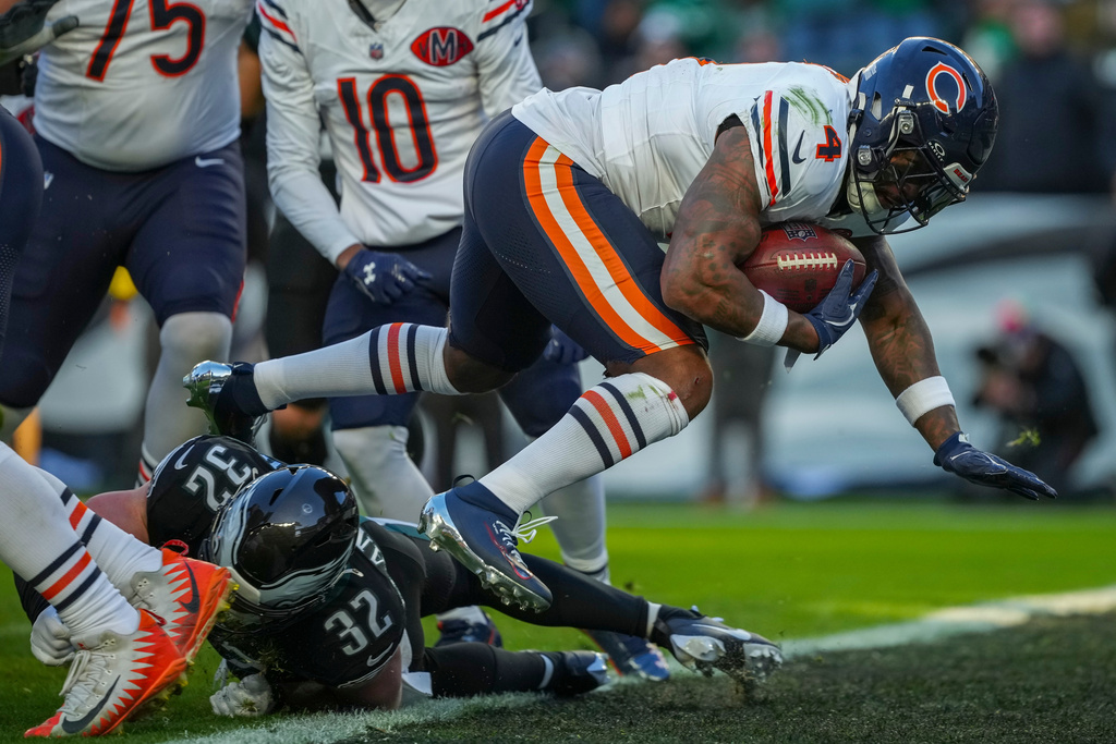 Chicago Bears running back D'Andre Swift (4) scores a touchdown during the first half of an NFL football game against the Philadelphia Eagles, Friday, Nov. 28, 2025, in Philadelphia. (AP Photo/Matt Slocum)