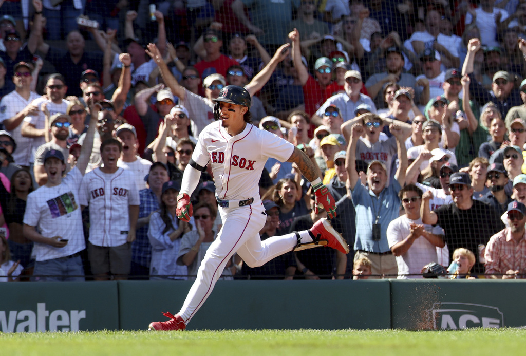 Fans cheer as Boston Red Sox's Jarren Duran runs to home plate to score after hitting a three-run in field home run during the fifth inning of a baseball game against the Pittsburgh Pirates, Sunday, Aug. 31, 2025, in Boston. (AP Photo/Mark Stockwell)