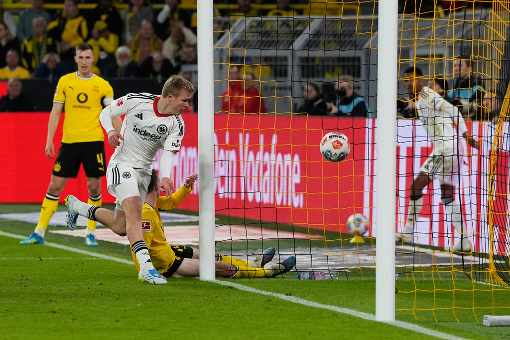 Frankfurt's Jonathan Burkardt scores during the German Bundesliga soccer match between Borussia Dortmund and Eintracht Frankfurt in Dortmund, Germany, Friday, May 8, 2026. (AP Photo/Martin Meissner)
