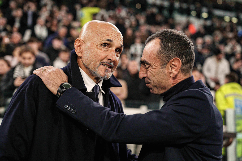 Juventus' head coach Luciano Spalletti, left, and Torino's coach Leonardo Colucci ahead of the Serie A soccer match between Juventus and Torino, in Turin, Italy, Saturday, Nov. 8, 2025. (Marco Alpozzi/LaPresse via AP)