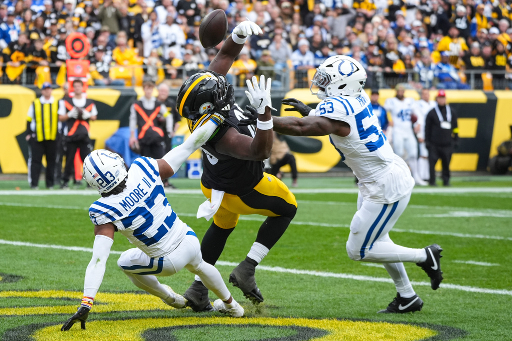 Indianapolis Colts cornerback Kenny Moore II (23) and linebacker Germaine Pratt (53) break up a pass to Pittsburgh Steelers tight end Darnell Washington (80) during the first half of an NFL football game in Pittsburgh, Sunday, Nov. 2, 2025. (AP Photo/Gene J. Puskar)