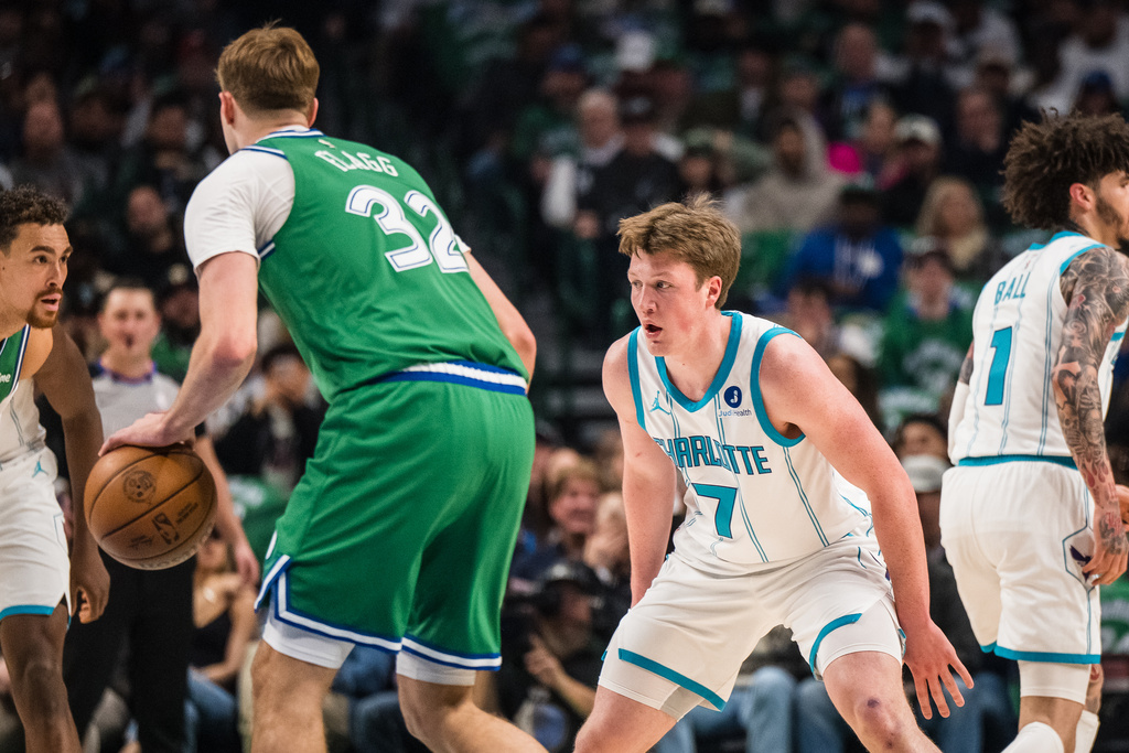 Charlotte Hornets guard Kon Knueppel (7) guards Dallas Mavericks forward Cooper Flagg (32) during an NBA basketball game, Thursday, Jan. 29, 2026, in Dallas. (AP Photo/Jessica Tobias)