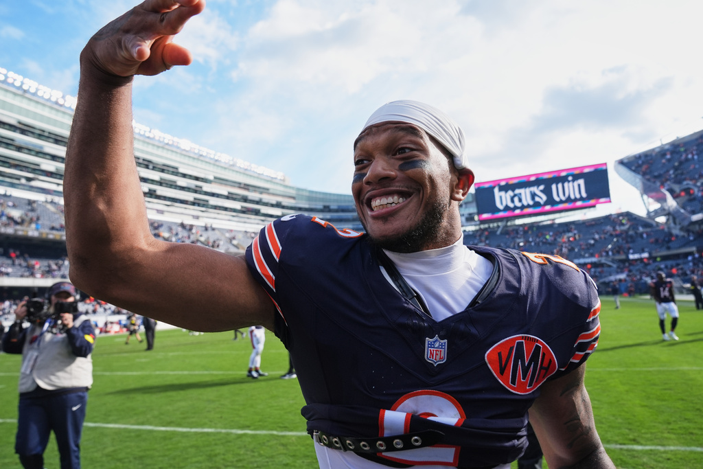 Chicago Bears wide receiver DJ Moore (2) reacts to the crowd after an NFL football game against the New Orleans Saints, Sunday, Oct. 19, 2025, in Chicago. (AP Photo/Nam Huh)