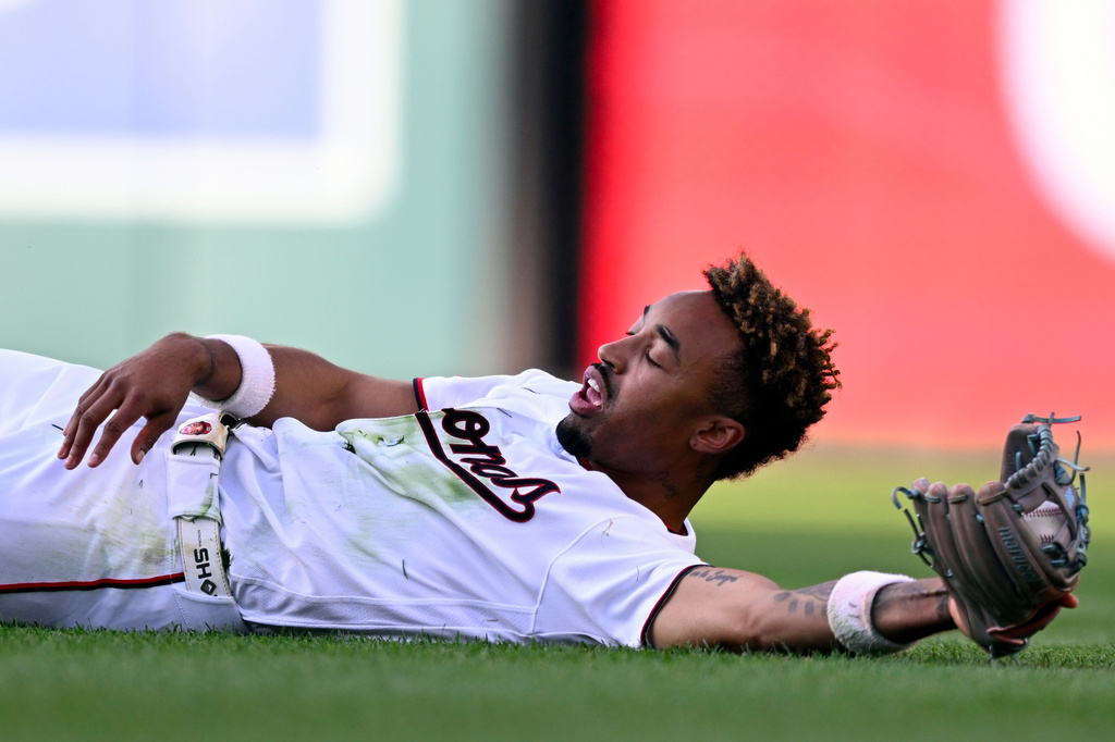 Washington Nationals second baseman Nasim Nuñez makes a diving catch of Kansas City Royals' Tyler Tolbert short fly ball during the second inning of a baseball game, Tuesday, June 16, 2026, in Washington. (AP Photo/John McDonnell)