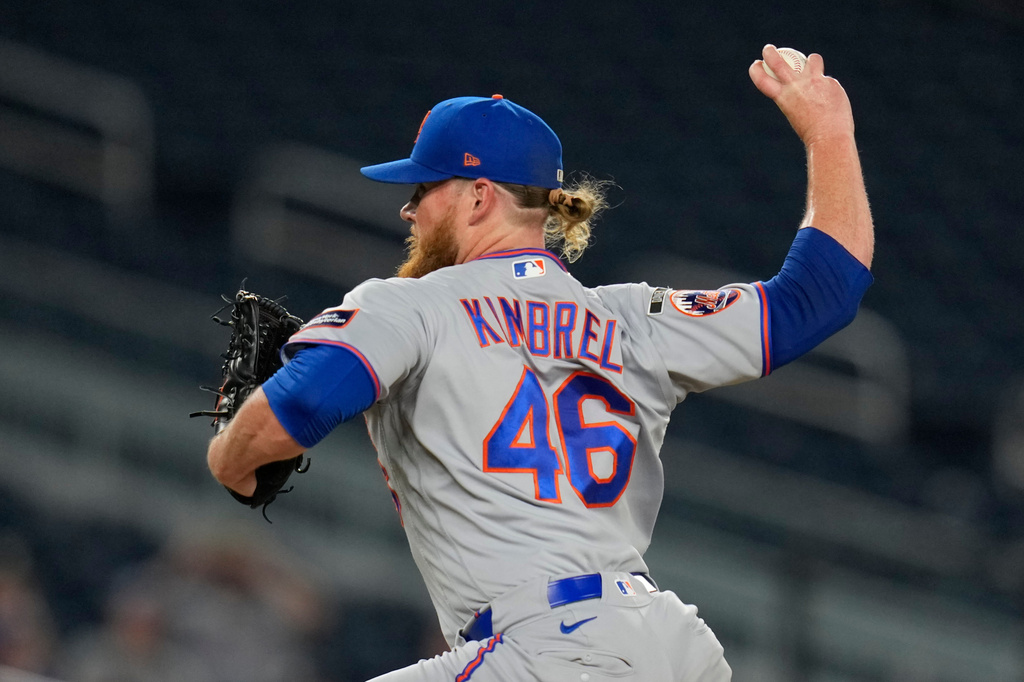 New York Mets pitcher Craig Kimbrel throws to the Washington Nationals during the twelfth inning of a baseball game, Monday, May 18, 2026, in Washington. (AP Photo/Jess Rapfogel)