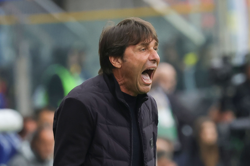 Napoli's head coach Antonio Conte shouts during the Serie A soccer match between Parma and Napoli, in Parma, Italy, Sunday, April 12, 2026. (Alberto Mariani/LaPresse via AP)