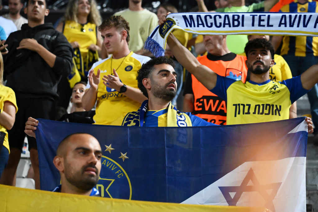Maccabi Tel Aviv's fans clap hands after the end of the Europa League soccer match between PAOK and Maccabi Tel Aviv at Toumpa stadium, in Thessaloniki, Greece, Wednesday, Sept. 24, 2025. (AP Photo/Giannis Papanikos)
