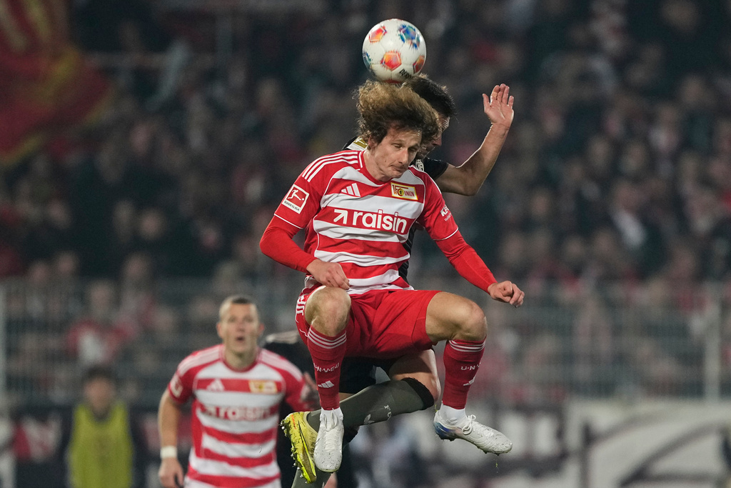 Union's Alex Kral, foreground, and Bayern's Joshua Kimmich challenge for the ball during the Bundesliga soccer match between Union Berlin and FC Bayern Munich in Berlin, Germany, Saturday, Nov. 8, 2025. (AP Photo/Martin Meissner)
