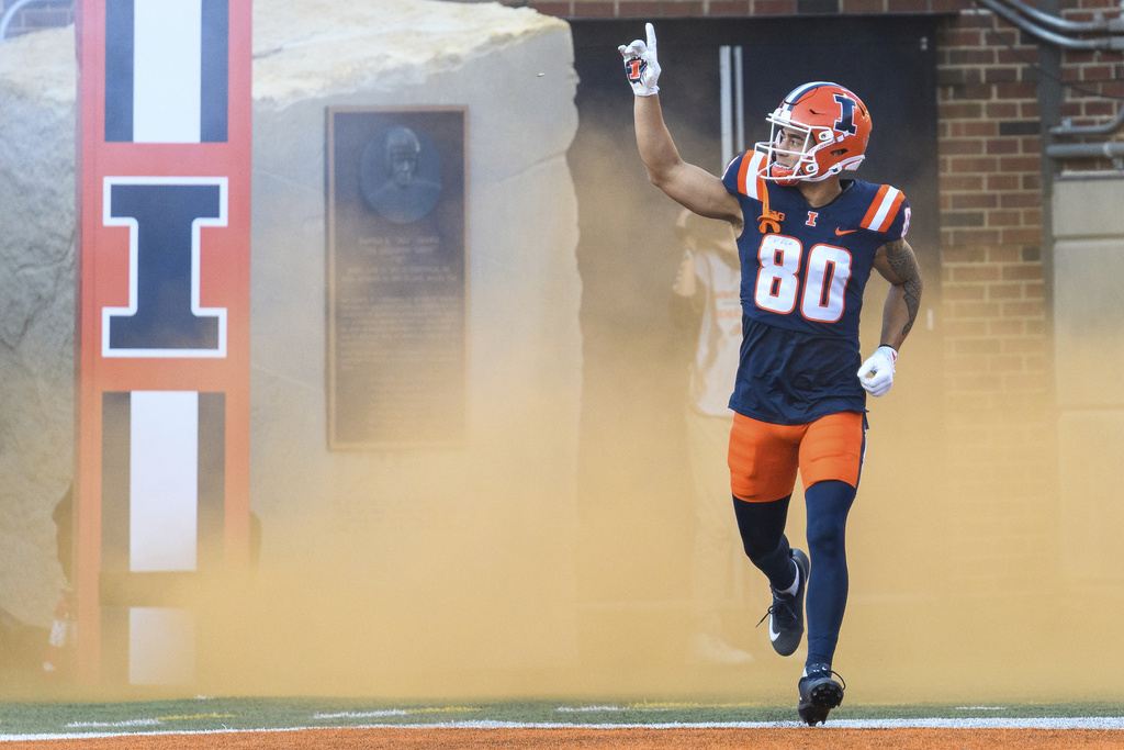 Illinois wide receiver Hank Beatty is introduced prior to an NCAA college football game between Western Illinois and Illinois, Friday, Aug. 29, 2025, in Champaign, Ill. (AP Photo/Craig Pessman)