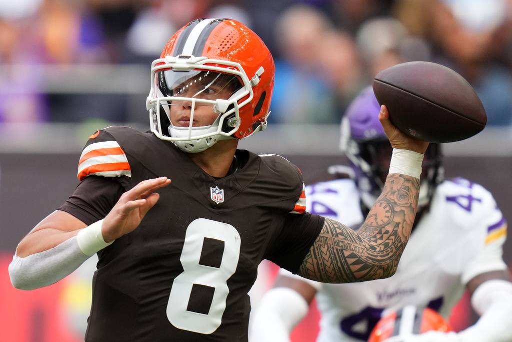 Cleveland Browns quarterback Dillon Gabriel (8) passes the ball during the first half of the NFL game between Minnesota Vikings and Cleveland Browns at the Tottenham Hotspur stadium in London, Sunday, Oct. 5, 2025. (AP Photo/Kirsty Wigglesworth)