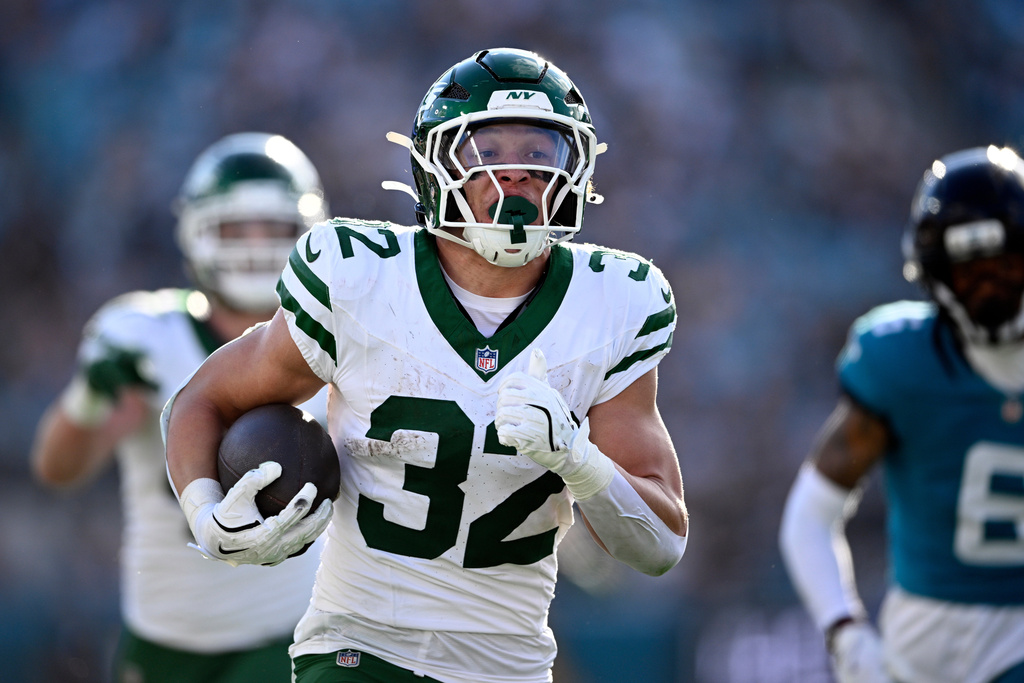 New York Jets running back Isaiah Davis (32) runs for a touchdown against the Jacksonville Jaguars during the second half of an NFL football game, Sunday, Dec. 14, 2025, in Jacksonville, Fla. (AP Photo/Phelan M. Ebenhack)