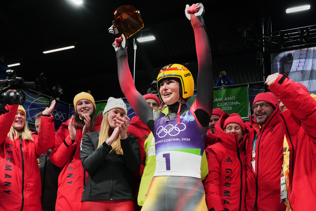 Germany's Julia Taubitz celebrates winning the gold medal during the women's single luge competition at the 2026 Winter Olympics, in Cortina d'Ampezzo, Italy, Tuesday, Feb. 10, 2026. (AP Photo/Alessandra Tarantino)