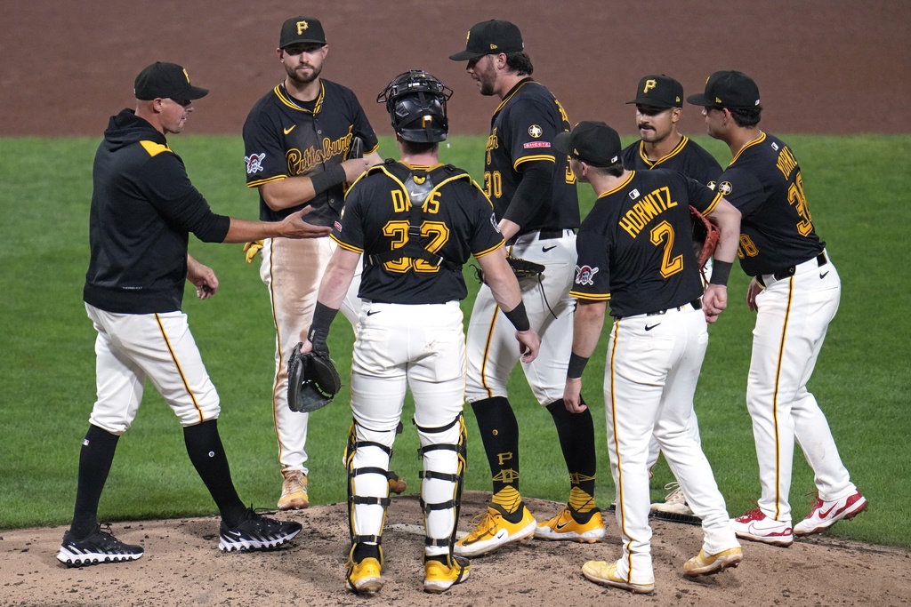 Pittsburgh Pirates manager Don Kelly, left, takes the ball from pitcher Paul Skenes, center, during the fourth inning of a baseball game against the Chicago Cubs in Pittsburgh, Tuesday, Sept. 16, 2025. (AP Photo/Gene J. Puskar)
