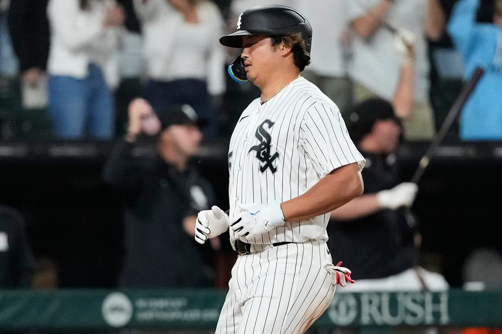 Chicago White Sox's Munetaka Murakami of Japan, rounds the bases after hitting a solo home run during the seventh inning of a baseball game against the Minnesota Twins in Chicago, Wednesday, May 27, 2026. (AP Photo/Nam Y. Huh)