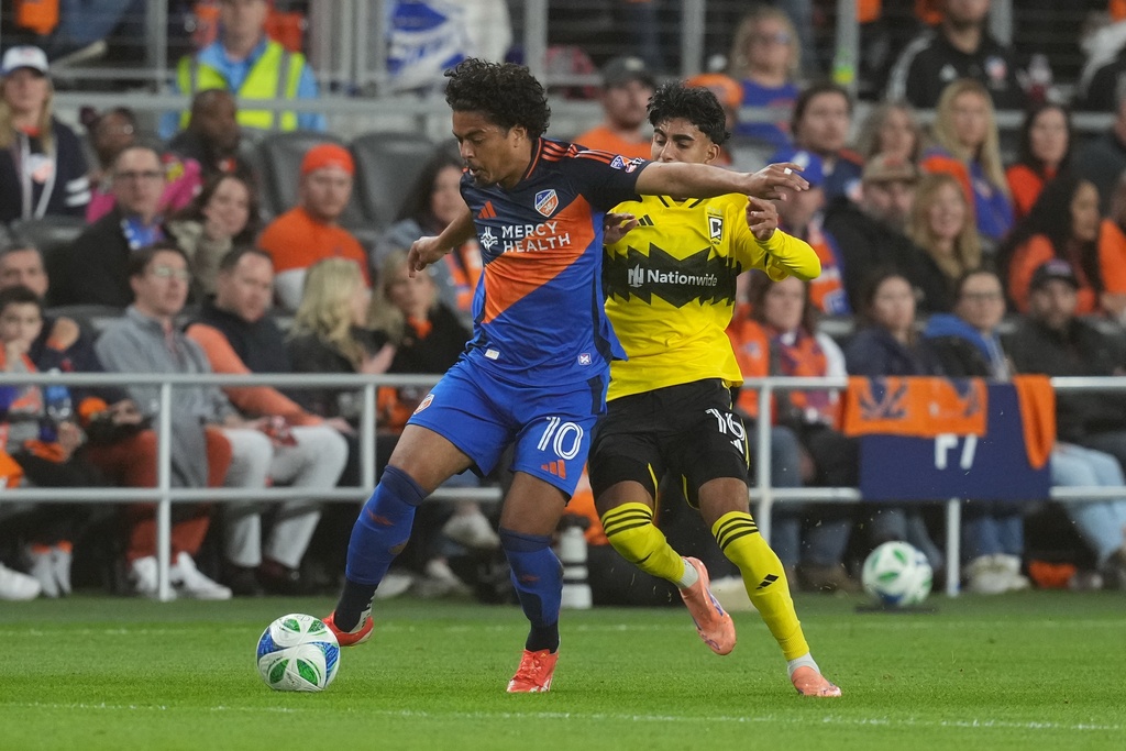 FC Cincinnati midfielder Evander (10) controls the ball against Columbus Crew midfielder Taha Habroune (16) during the first half of Game 3 in the first round of MLS soccer's Eastern Conference playoffs, Saturday, Nov. 8, 2025, in Cincinnati.(AP Photo/Darron Cummings)