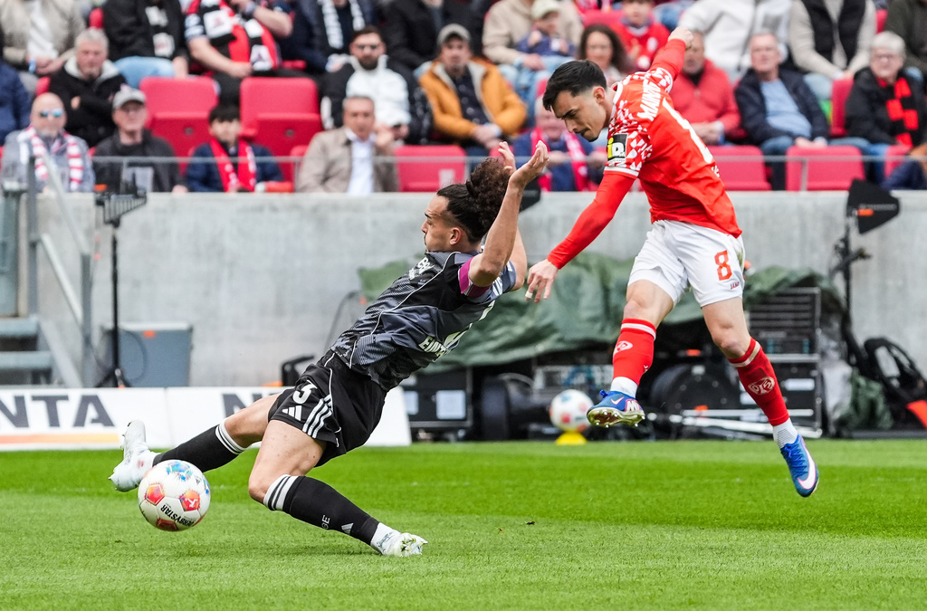 Mainz' Paul Nebel, right, scores the opening goal during the German Bundesliga soccer match between 1.FSV Mainz 05 and Eintracht Frankfurt in Mainz, Germany, Sunday, March 22, 2026. (Marc Schueler/dpa via AP)