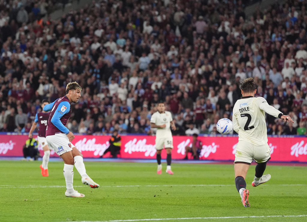 West Ham United's Joel Piroe, left, scores their second goal against Wrexham during the EFL Championship soccer match, Friday, Sept. 11, 2026, in London. (Adam Davy/PA via AP)