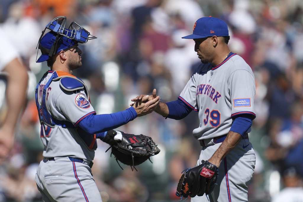 New York Mets catcher Luis Torrens, left, and pitcher Edwin DÌaz (39) celebrate after the final out against the Detroit Tigers in the ninth inning during a baseball game Monday, Sept. 1, 2025, in Detroit. (AP Photo/Paul Sancya)