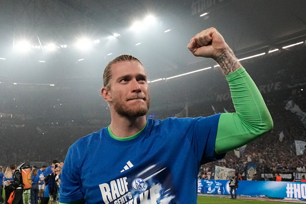 Schalke's goalkeeper Loris Karius celebrates at the end of the German Bundesliga 2 soccer match between FC Schalke 04 and Fortuna Duesseldorf in Gelsenkirchen, Germany, Saturday, May 2, 2026. (AP Photo/Martin Meissner)