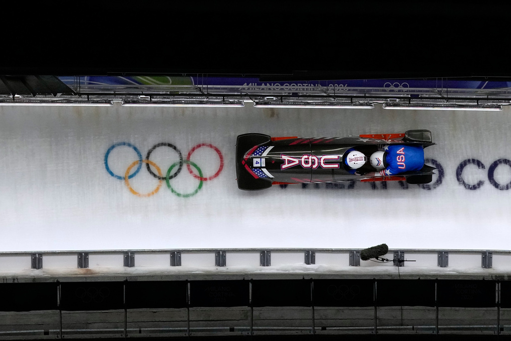 United States' Frankie del Duca and Joshua Williamson slide down the track during a two man bobsled run at the 2026 Winter Olympics, in Cortina d'Ampezzo, Italy, Tuesday, Feb. 17, 2026. (AP Photo/Alessandra Tarantino)