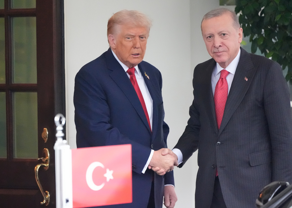 President Donald Trump greets Turkish President Recep Tayyip Erdogan at the White House, Thursday, Sept. 25, 2025, in Washington. (AP Photo/Alex Brandon)