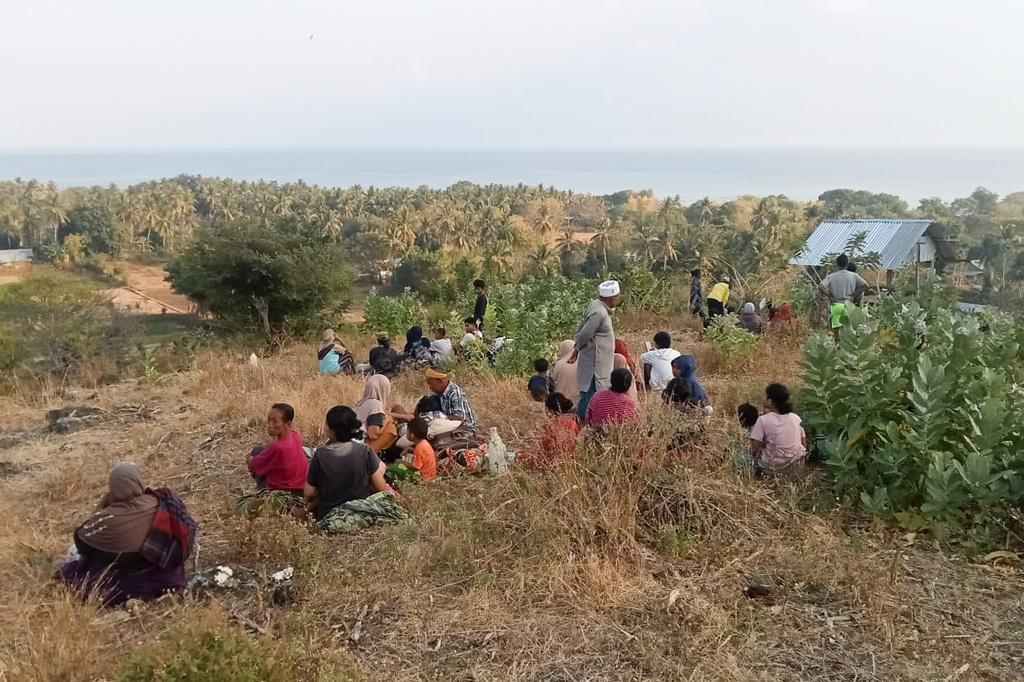 People evacuate to higher ground following an earthquake in East Manggarai, East Nusa Tenggara province, Indonesia, Saturday, Aug. 15, 2026. (AP Photo/Muhammad Nur)