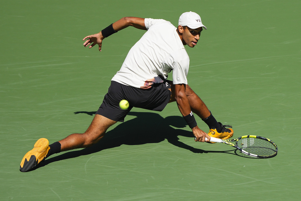 Felix Auger-Aliassime, of Canada, returns a shot to Alex de Minaur, of Australia, during the quarterfinal round of the U.S. Open tennis championships, Wednesday, Sept. 3, 2025, in New York. (AP Photo/Yuki Iwamura)