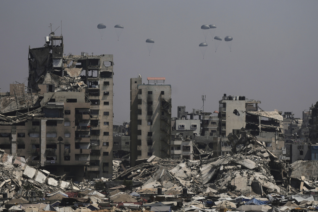 Humanitarian aid is airdropped over Gaza City, Gaza Strip, July 28, 2025. (AP Photo/Jehad Alshrafi)