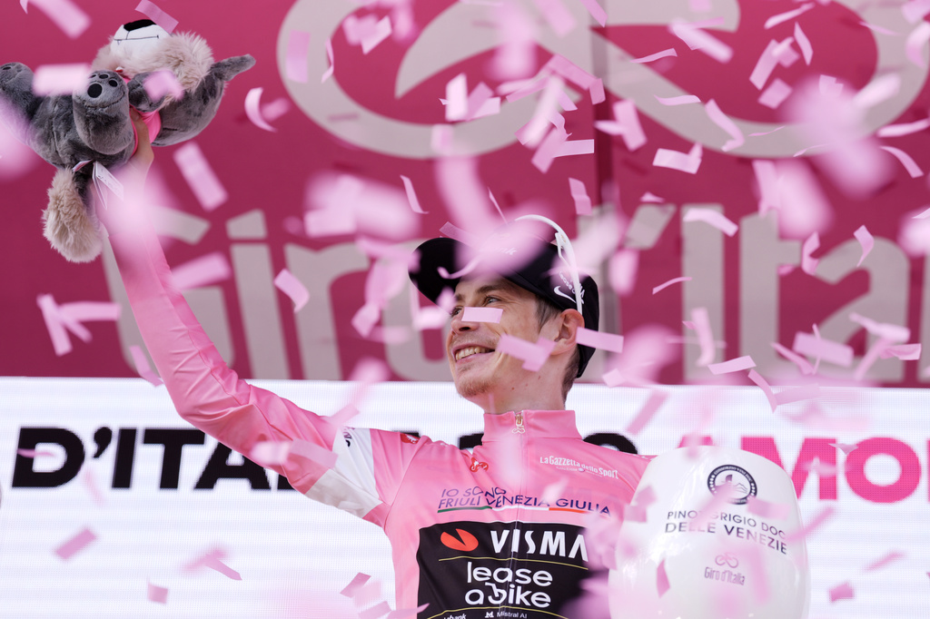Denmark's Jonas Vingegaard wears the pink jersey of the race overall leader as he celebrates winning the 16th stage of the Giro d'Italia cycling race from Bellinzona to Cari', Switzerland, Tuesday May 26, 2026. (Massimo Paolone/LaPresse via AP)