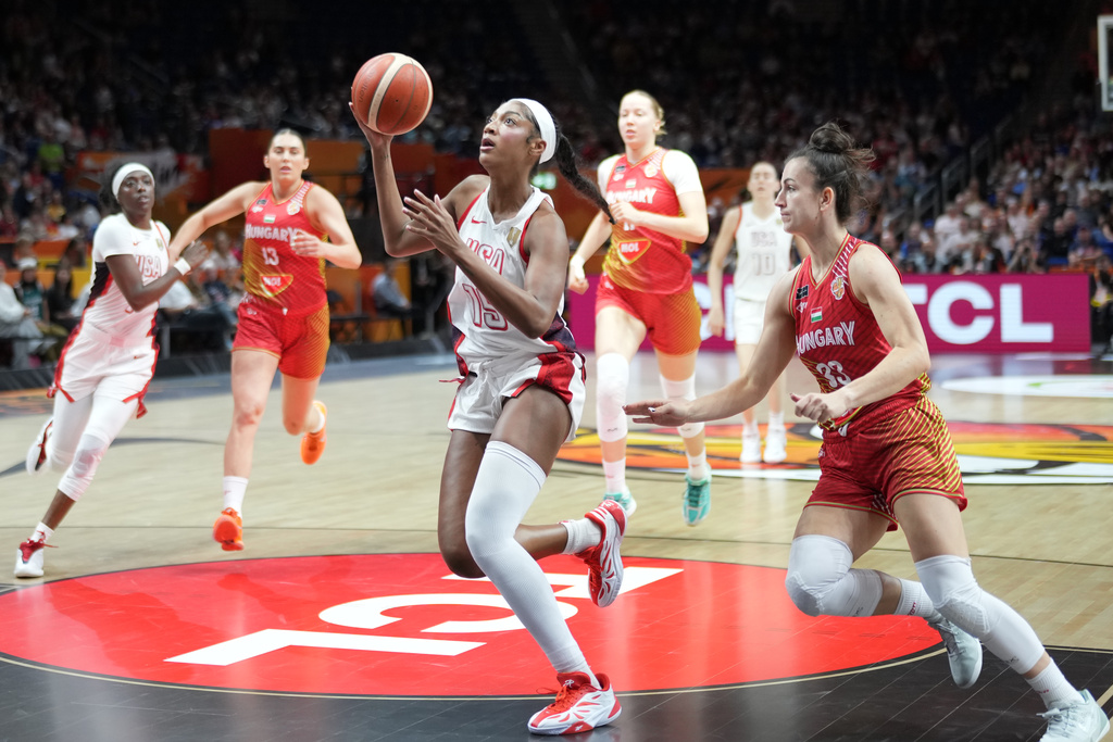 Angel Reese, of the United States, gies for a shot in front pf Hungary's Panka Dul during the Women's Basketball World Cup quarterfinal match between the United States and Hungary in Berlin, Thursday, Sept. 10, 2026. (AP Photo/Ebrahim Noroozi)