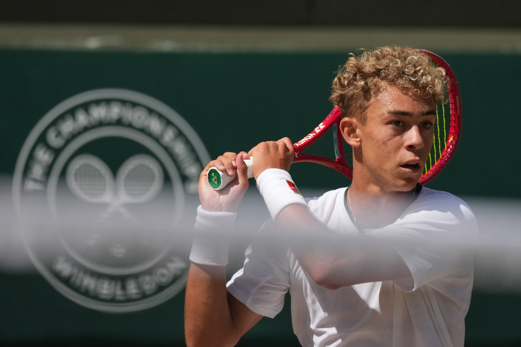 Jordan Lee of the United States plays a return to Cruz Hewitt of Australia during the boys singles final at Wimbledon Tennis Championships in London, Sunday, July 12, 2026. (AP Photo/Dave Shopland )