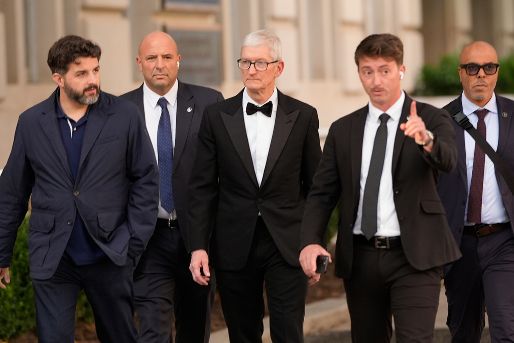 Tim Cook, executive chair of the board of Apple, center, walks to the White House to attend a state dinner hosted for China's President Xi Jinping, Thursday, Sept. 24, 2026, in Washington. (AP Photo/Carolyn Kaster)