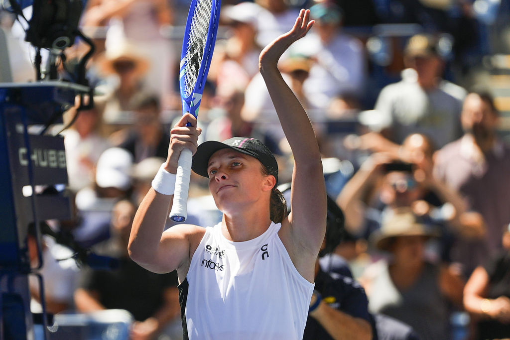 Iga Swiatek, of Poland, waves to fans after defeating Emiliana Arango, of Colombia, during the first round of the US Open tennis championships, Tuesday, Aug. 26, 2025, in New York. (AP Photo/Yuki Iwamura)