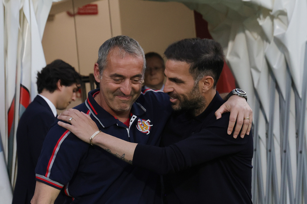 Cremonese's head coach Davide Nicola and Como's head coach Cesc Fabregas, right, greet each other ahead of the Serie A soccer match between Cremonese and Como in Cremona Italy, Sunday, May 24, 2026. (Alberto Mariani/LaPresse via AP)