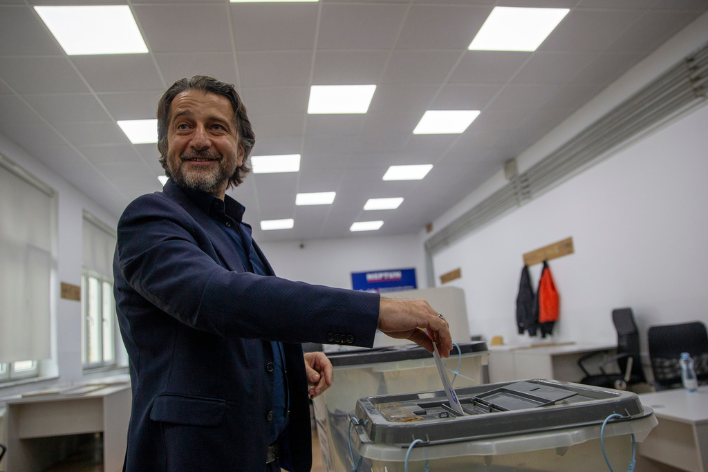 Perparim Rama, former mayor of capital, from the Lidhja Demokratike e Kosoves, LDK (Democratic League of Kosovo), casts his ballot during the municipal elections in Pristina, Kosovo on Sunday, Oct. 12, 2025. (AP Photo/Visar Kryeziu)
