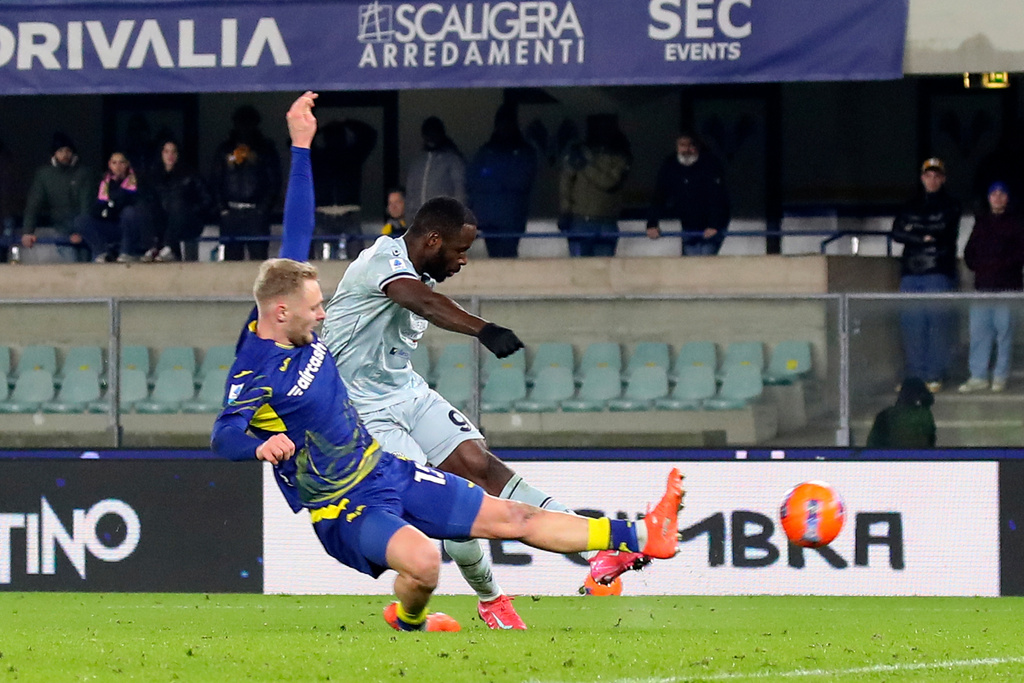 Udinese's Keinan Davis, right, scores their third goal during the Serie A soccer match between Hellas Verona and Udinese in Verona, Italy, Monday Jan. 26, 2026. (Paola Garbuio/LaPresse via AP)