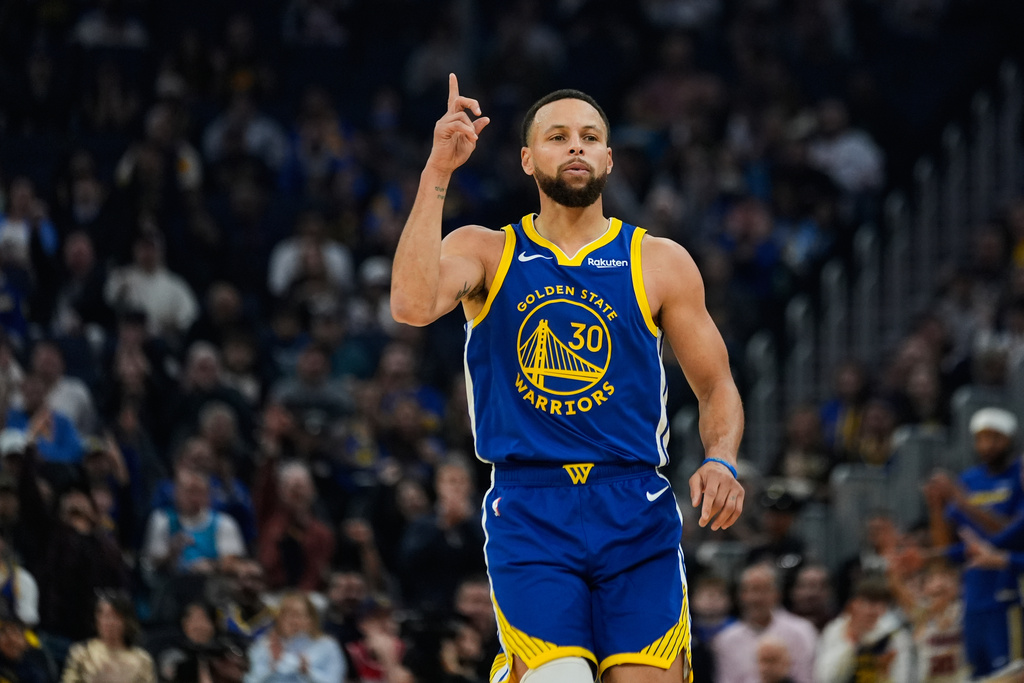 Golden State Warriors guard Stephen Curry (30) celebrates after making a 3-point basket during the first half of an NBA basketball game against the Minnesota Timberwolves, Friday, Dec. 12, 2025, in San Francisco. (AP Photo/Godofredo A. Vásquez)