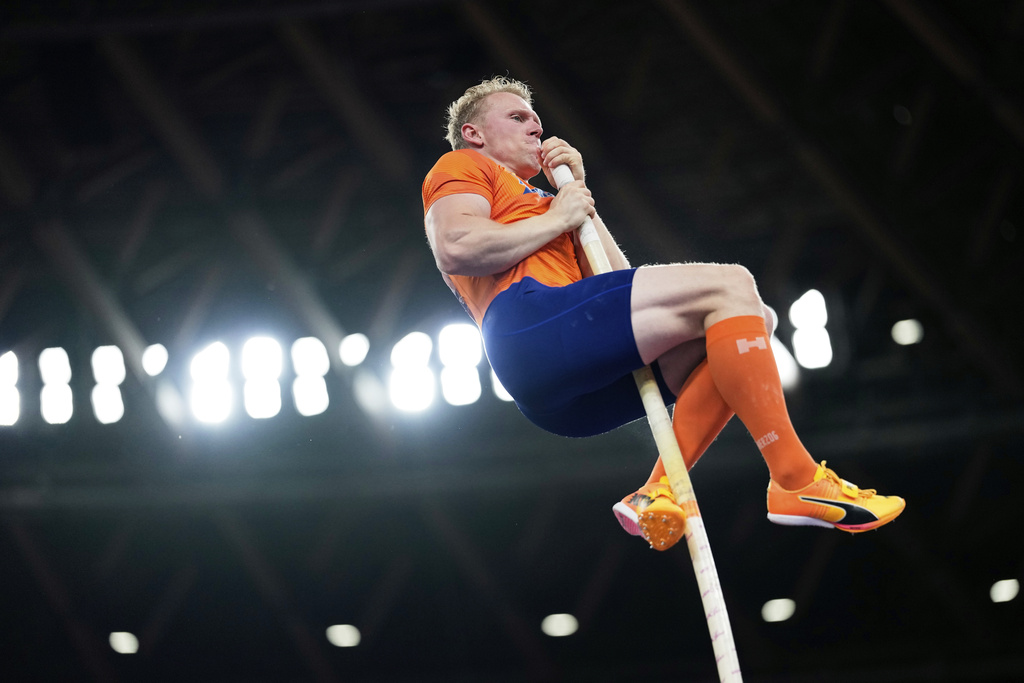 Netherlands' Menno Vloon makes an attempt in the men's pole vault final at the World Athletics Championships in Tokyo, Monday, Sept. 15, 2025. (AP Photo/Matthias Schrader)