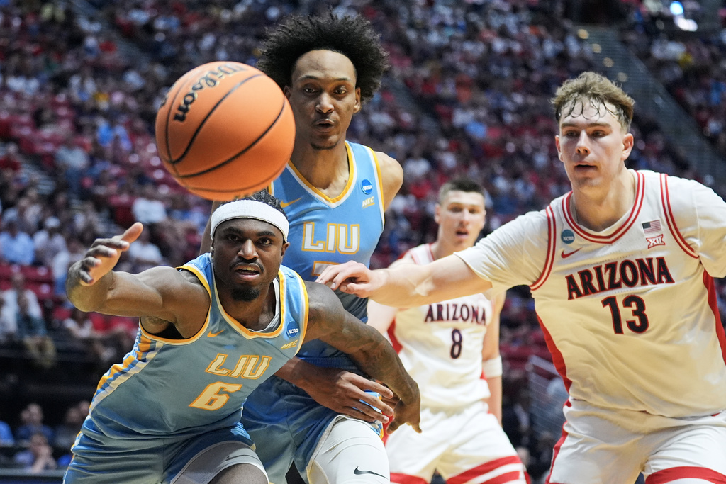 LIU forward Mason Porter-Brown (6) reaches for the ball in front of center Isaiah Miranda, middle, and Arizona center Motiejus Krivas (13) during the first half in the first round of the NCAA college basketball tournament, Friday, March 20, 2026, in San Diego. (AP Photo/Marcio Jose Sanchez)